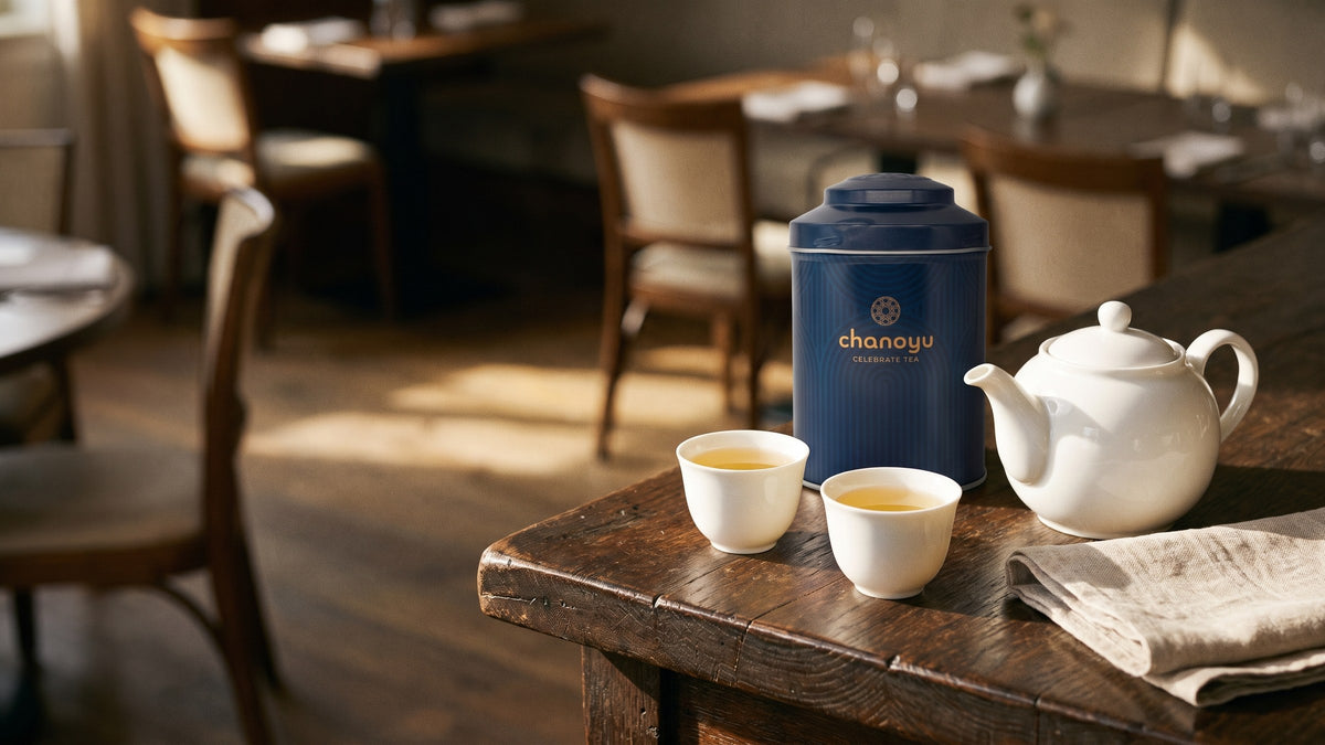 Une table de restaurant dressée pour le thé, la boîte Chanoyu posée à côté du service